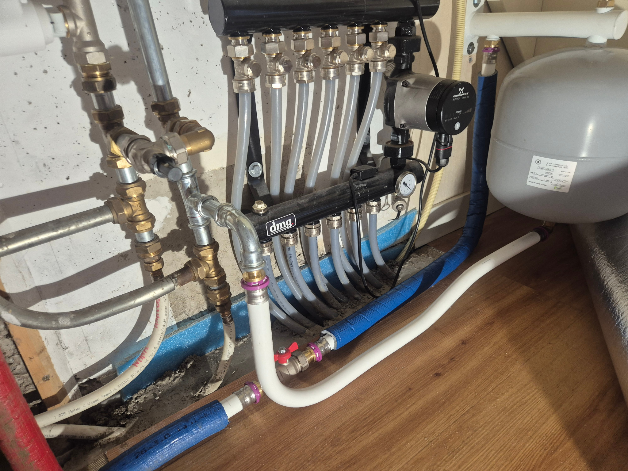Het verdeler- en leidingwerk bij een installatie. door Installaties Pawluk